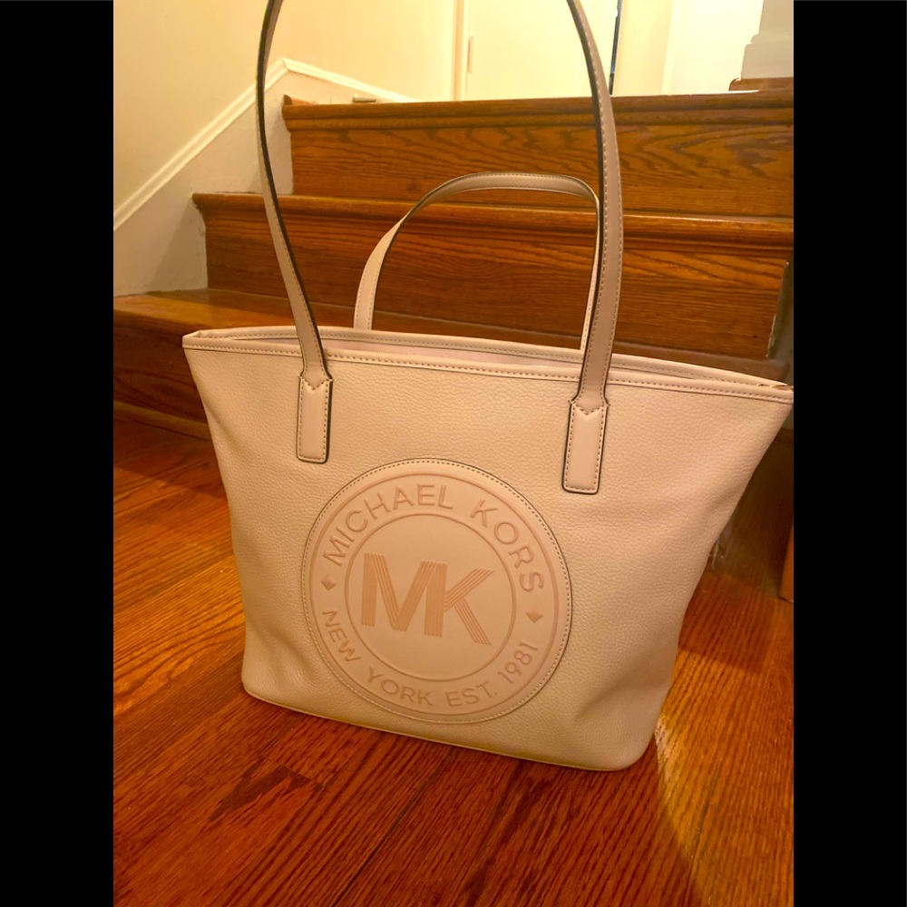 Michael Kors pale pink Tote Handbag. New w/tags, zippered top side compartments